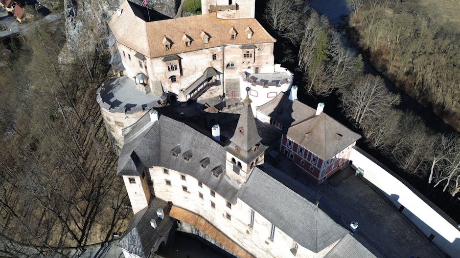 Stredoveký hrad na Slovensku s panorámou krajiny