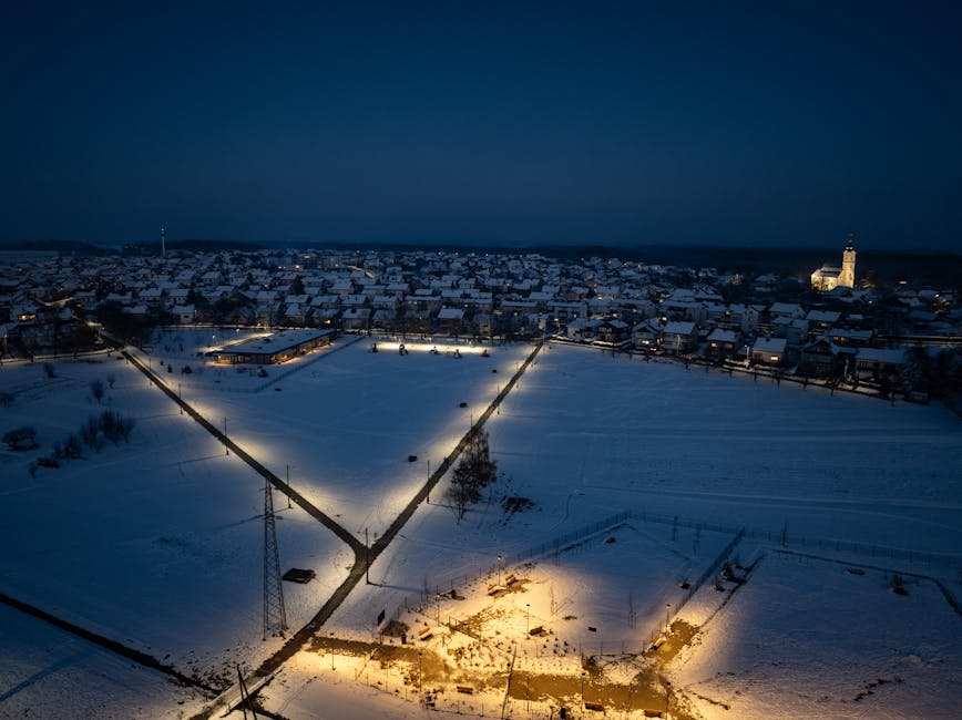 Nočný pohľad na osvetlený stredoveký hrad so záhadnou atmosférou